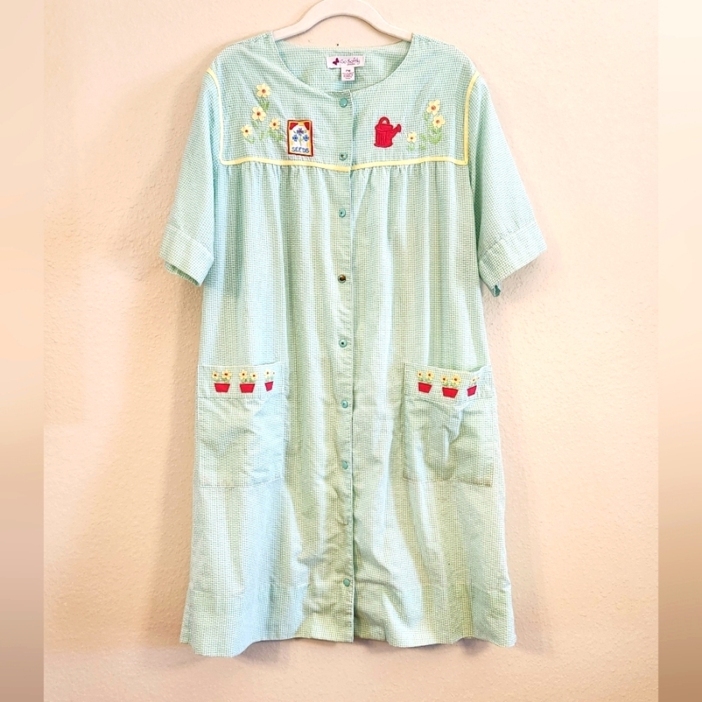 Vntg 60s Go Softly Lght Green Seersucker Snap Front House Dress Embroidered Sz M
